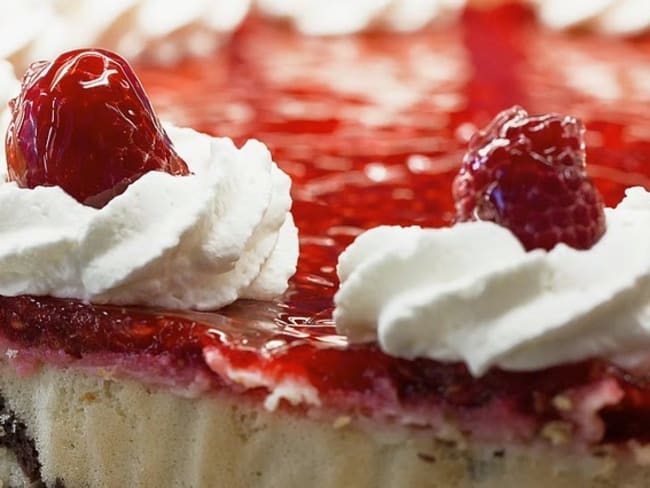 Charlotte - bavarois à la crème pralinée et gelée de framboises, groseilles