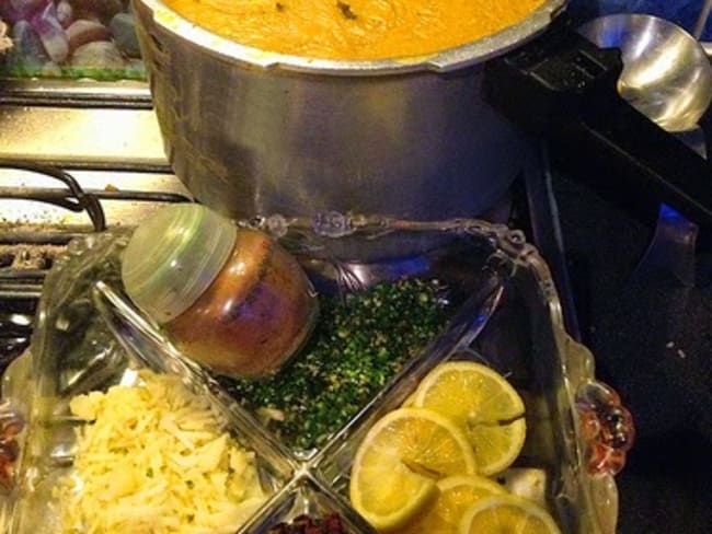 Haleem : une soupe daal à l'agneau, lentilles et blé, épicée (Pakistan, Inde..)