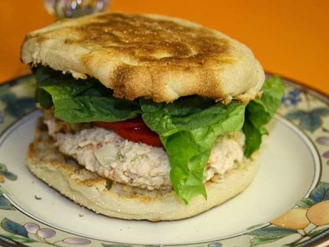 Sandwich salade, poulet mayonnaise, tomates, amandes (Québec, Canada)