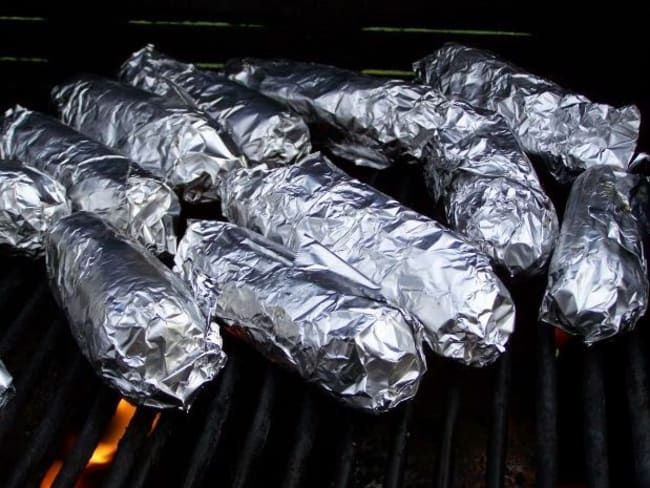 Brochettes de foie de veau mariné, en papillotes, sauce aux fines herbes