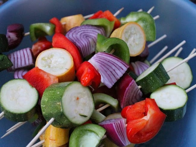 Brochettes ensoleillée de courgettes, poivron, tomates, aubergines, chèvre doux