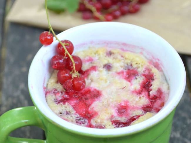 Clafoutis mug cake aux groseilles