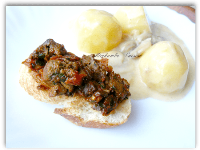 Blanquette de pommes de terre et toasts croustillants aux foies de volaille