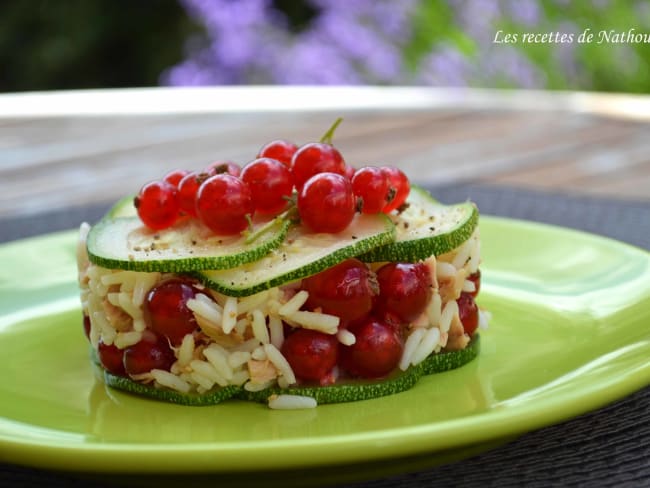 Salade de riz au thon, courgette et groseilles rouges