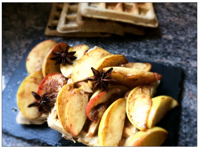 Gaufres à la farine de sarrasin et aux pommes caramélisées à la badiane