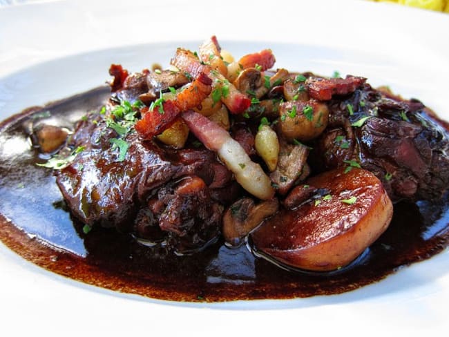 Coq au vin oignons, lardons et champignons, façon grand-mère bourguignonne