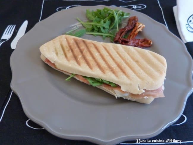 Panini pesto, jambon cru, tomates, mozza et roquette