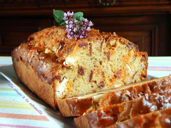 Cake à l'origan, au chorizo et à la féta