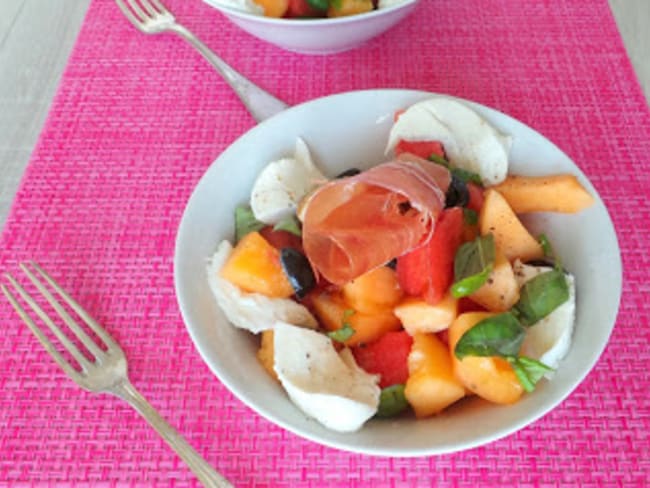 Salade d'été au melon, pastèque, mozzarella et jambon Serrano