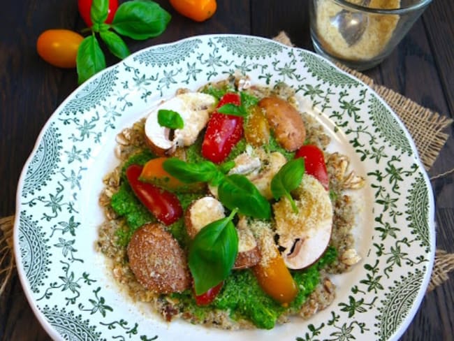 "Pizza" crue au pesto d'épinards, tomates et champignons