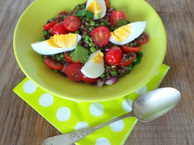 Salade de lentilles, tomates, petits pois et coriandre