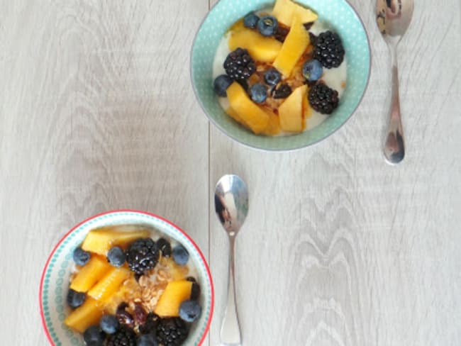 Yaourt aux fruits, granola et Golden Syrup