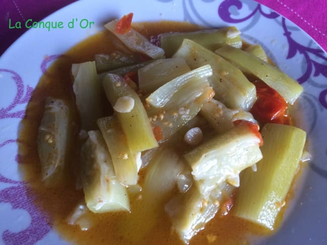 Petite soupe de courgette longue à la tomate