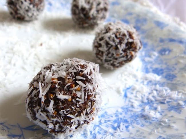 Bouchées énergétiques crues aux figues, coco et caroube