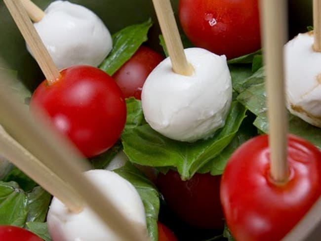 Brochettes de salade à la tomate, mozzarella, radis, concombre et basilic