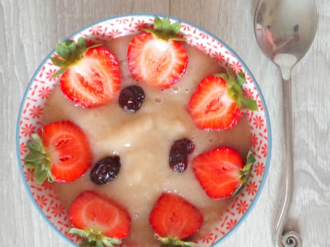 Smoothie bowl poire - pêches blanches - bananes et fraises