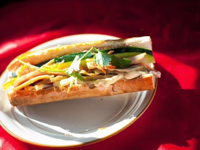 Sandwich banh mi, baguette, poulet, pickle, coriandre