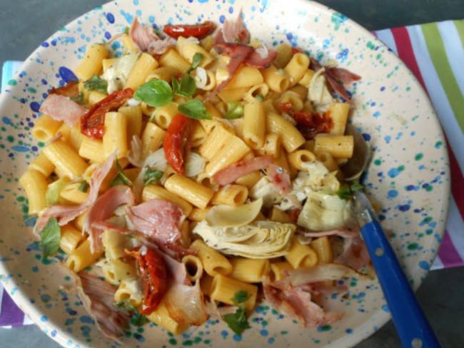 Salade de pâtes aux artichauts grillés, tomates confites et chips de pancetta