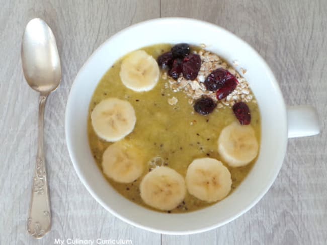 Smoothie bowl pêche, banane, kiwi