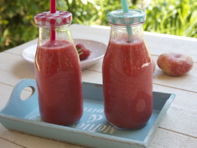 Smoothie fraises et pêches plates