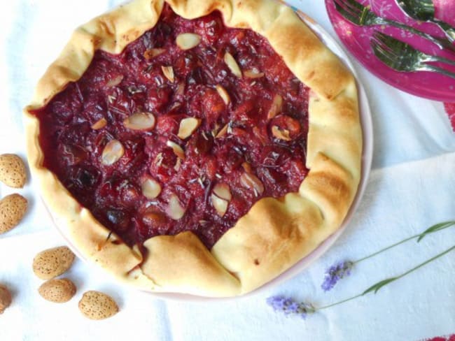 Tarte aux prunes rouges, amandes et fleurs de lavande