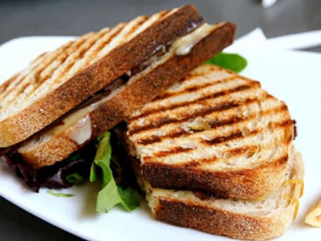 Panini au barbecue, au poulet, bacon, oignons caramélisés, gouda