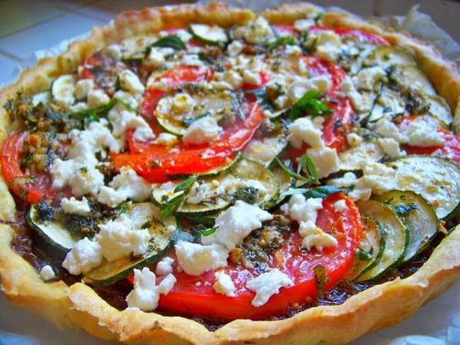 Tarte sablée légère au tian de légumes d'été, à l'origan et à la feta