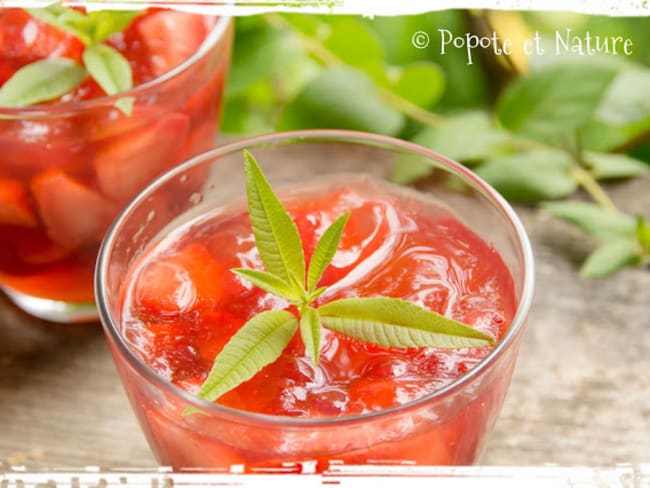 Fraises en gelée de verveine citronnelle servies en verrines