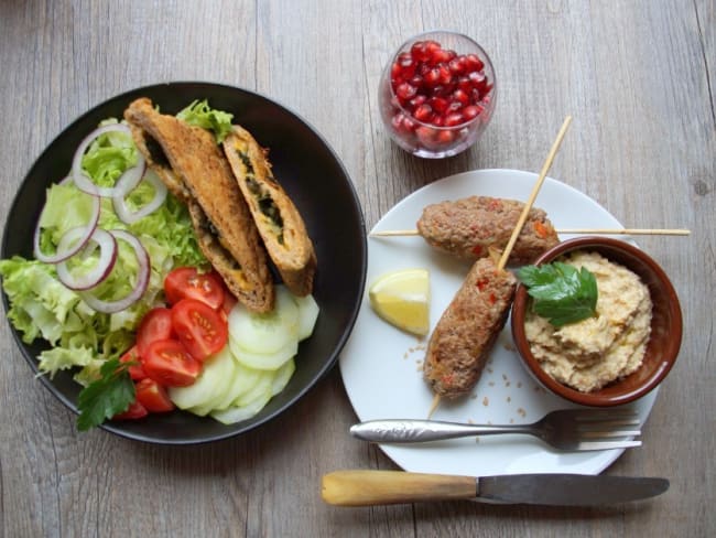 Assiette orientale, gözlemes aux épinards, salade et houmous, grenade fraîche