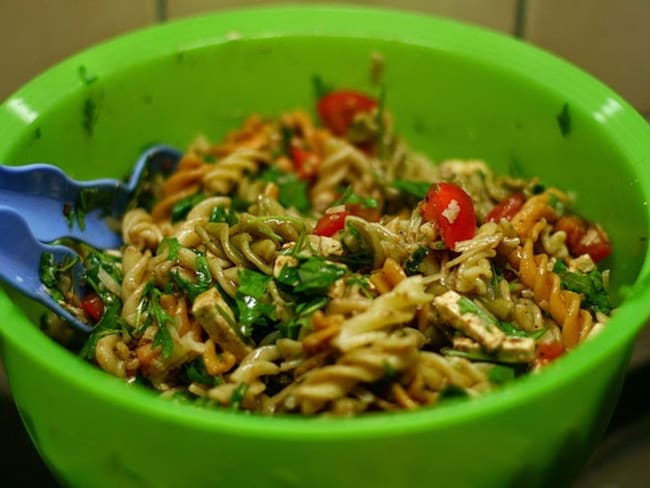 Salade de pâtes au poulet, tomates, brocolis, artichauts marinés, fines herbes