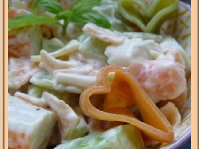 Salade de pâtes-saumon-surimi-concombre