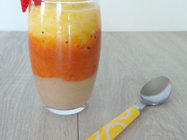 Rainbow smoothie glass poires, bananes, abricots et ananas