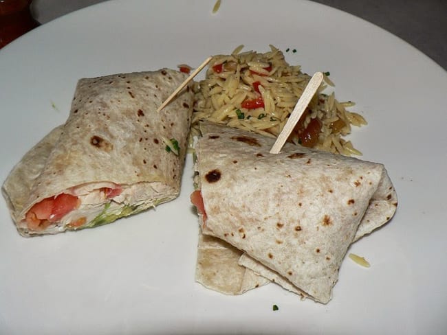 Wrap tortilla au poulet, tomates, poivrons, guacamole, mayonnaise