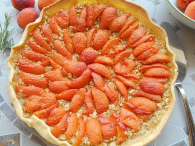 Tarte aux abricots sur lit de pommes râpées