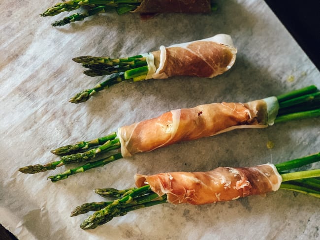 Rouleaux d'asperges, proscuitto et cheddar fumé