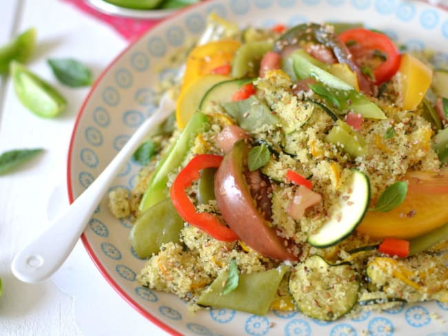 Salade de semoule aux légumes d'été, sésame et menthe