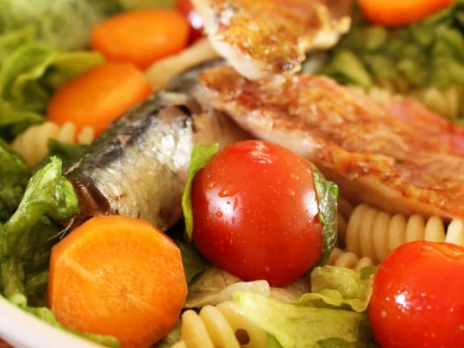 Salade de la mer aux rougets, sardines et tomates cerises