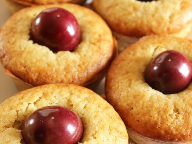 Muffins aux amandes et aux cerises