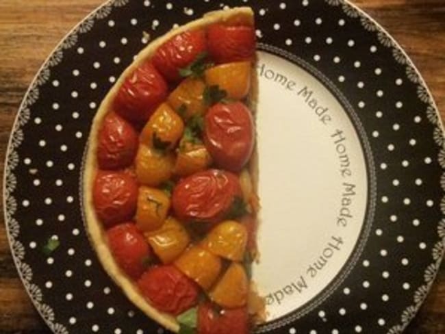 Tarte bi-color aux tomates sur compotée d'oignons