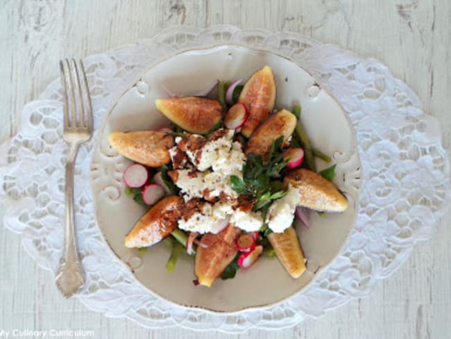 Salade de figues, haricots verts, radis et chèvre frais