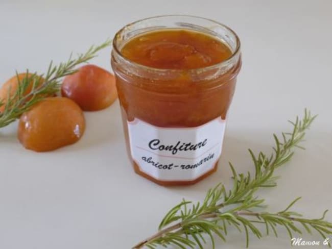 Confiture d’abricots au romarin