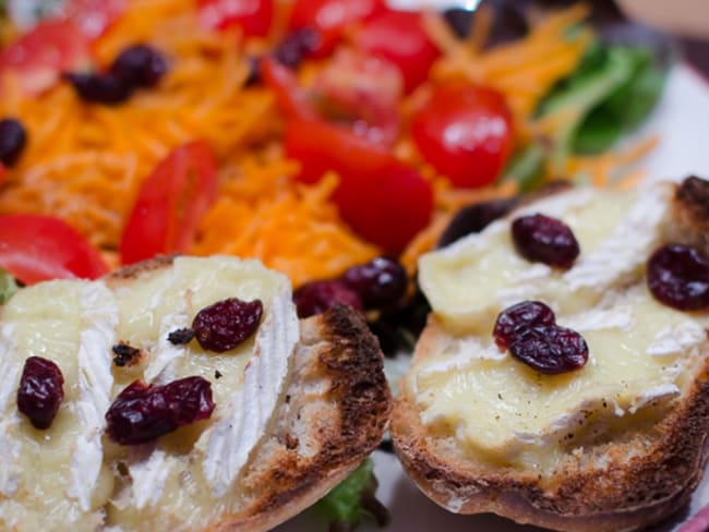 Salade de crudités aux cranberries et ses toasts au camembert