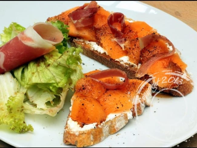 Tartines de melon au chèvre frais et jambon