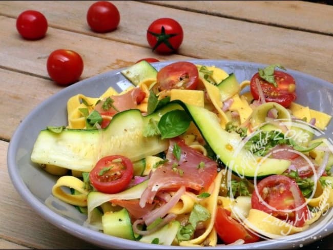 Salade de pâtes au lomo, courgettes et pignons : frais et équilibré