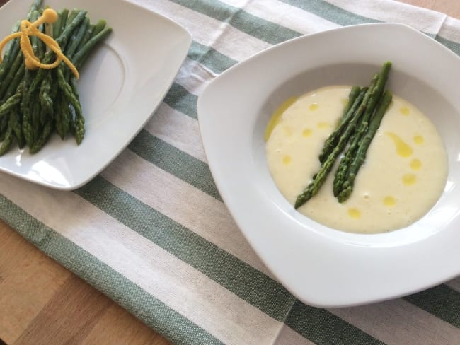 Assiettes d'asperges vertes et velouté d'asperges