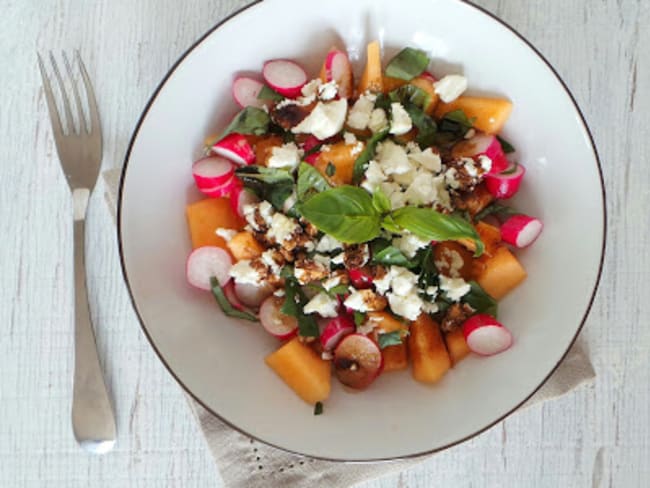 Salade de melon, radis, feta et basilic