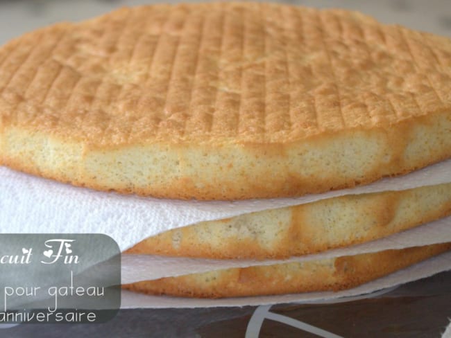 Biscuit fin pour gateau d'anniversaire