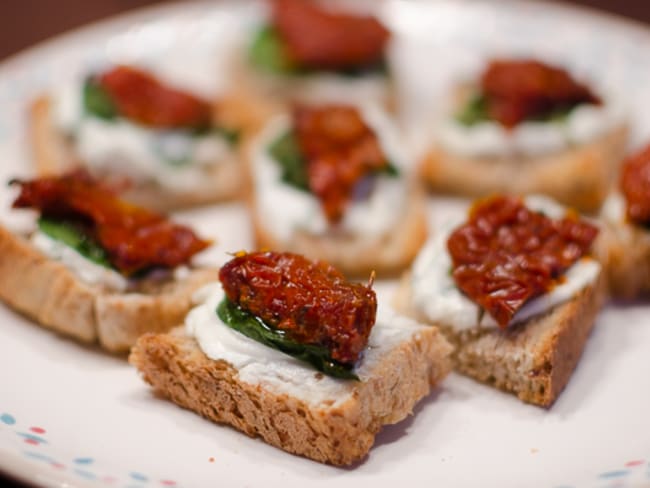 Tapas au chèvre, au basilic et aux tomates séchées