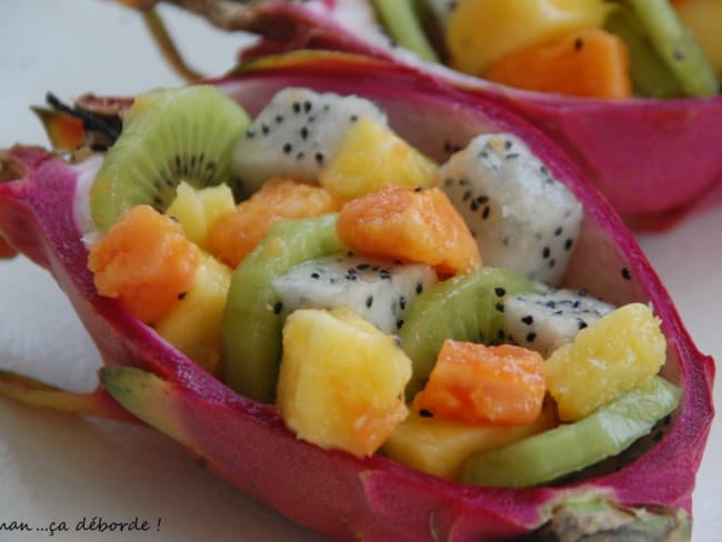 Salade de fruits exotiques pitaya, mangue citron vert