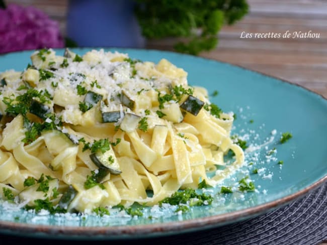 Tagliatelle aux courgettes sautées à l'ail, citron et persil